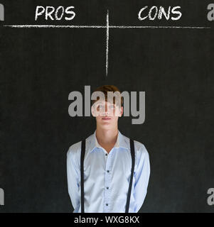 Geschäftsmann, Student oder Lehrer denken pro und Kontra Entscheidung Listenhintergrund Kreide Konzept Tafel Stockfoto