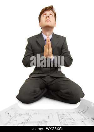 Engineering betet zu Gott auf Knien, auf weissem isoliert Stockfoto