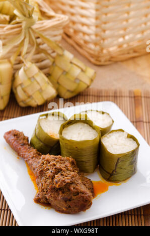 Lemak Lemang, traditionellen malaysischen Speisen aus Klebreis, Kokosmilch und Salz. In einem Ausgehöhlten Bambusstab mit Bananenblättern gesäumt gekocht. Se Stockfoto