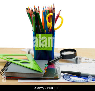 Zurück zu Schule. Anordnung von Schulmaterial, Zeichnung Kompass, Lupe, Hilfslinien und Schreiben in der Schule Schreibtisch Stockfoto