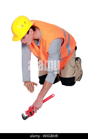 Handwerker mit einer Rohrzange Stockfoto