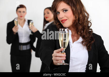 Drei junge Unternehmerinnen Toasten Erfolg Stockfoto