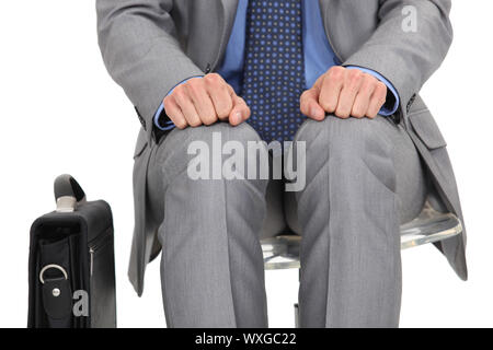 Geschäftsmann wartet am Bahnhof mit dem Aktenkoffer an seiner Seite Stockfoto