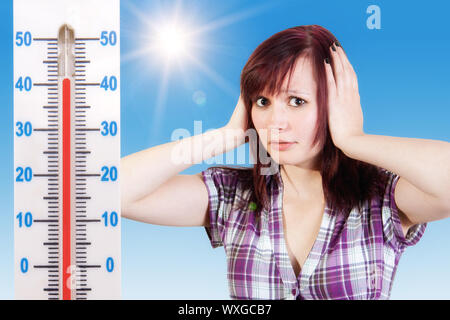 Junge Frau Angst über zu heißes Wetter Stockfoto