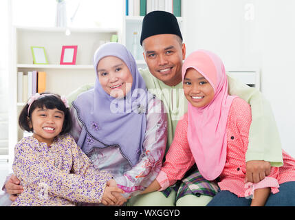 Glückliche asiatischen Familie zu Hause. Muslimische Familie Spaß drinnen. Südostasiatische Eltern und Kinder Lächeln. Stockfoto