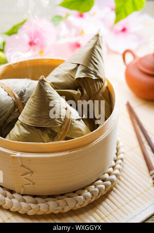 Hot Reis Knödel oder zongzi. Traditionelle gedämpft klebrige Klebreis Knödel. Chinesische Dim Sum. Asiatische Küche. Stockfoto