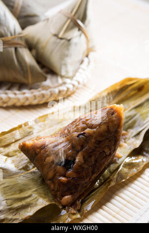 Hot gedämpftem Reis Knödel oder zongzi. Traditionelle gedämpft klebrige Klebreis Knödel. Chinesische Dim Sum. Asiatische Küche. Stockfoto