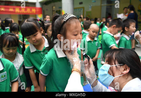 Hefei, Anhui Provinz Chinas. 17 Sep, 2019. Medizinisches Personal, zahnmedizinische Vorsorgeuntersuchungen für Kinder in einem Kindergarten in Hefei, Hauptstadt der ostchinesischen Provinz Anhui, Sept. 17, 2019. Credit: Liu Junxi/Xinhua/Alamy leben Nachrichten Stockfoto