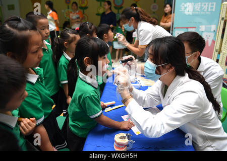 Hefei, Anhui Provinz Chinas. 17 Sep, 2019. Medizinisches Personal, zahnmedizinische Vorsorgeuntersuchungen für Kinder in einem Kindergarten in Hefei, Hauptstadt der ostchinesischen Provinz Anhui, Sept. 17, 2019. Credit: Liu Junxi/Xinhua/Alamy leben Nachrichten Stockfoto