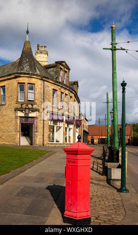 UK, County Durham, Beamish, Museum, Stadt, historischen viktorianischen Penfold sechseckige Letter Box außerhalb Herron's Bakery Stockfoto