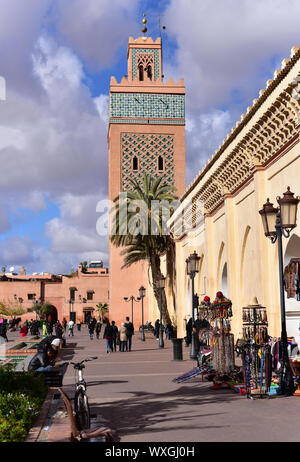 Street Scene vor der Moulay El Yazid Moschee, am Nachmittag nach Regen. Marokko, Nordafrika, Afrika Stockfoto