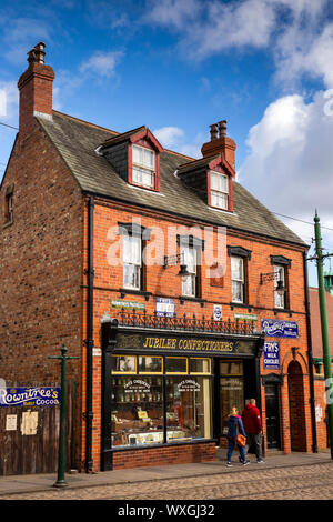 UK, County Durham, Beamish, Museum, Stadt, Besucher außerhalb Jubiläum des Konditors shop Stockfoto