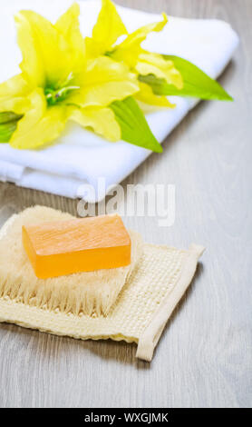 Blume auf Handtuch und Seife auf Bast Stockfoto