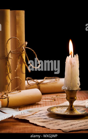 brennende Kerze und Antiquitäten Stockfoto