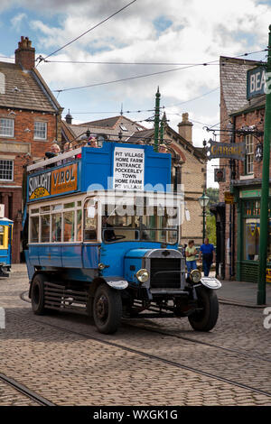 UK, County Durham, Beamish, Museum, Stadt, pasengers auf LGOC (B-Typ) Replik offene Bus getoppt außerhalb Motor & Zyklus funktioniert Stockfoto