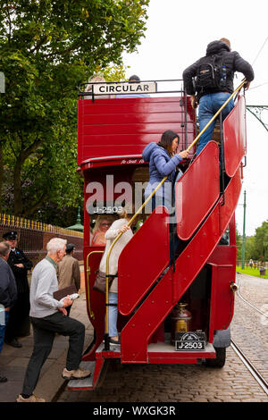 UK, County Durham, Beamish, Museum, Stadt, die Fluggäste Replica 1913 Daimler D open Bus getoppt von Gateshead Straßenbahnen, später Norden Gen Stockfoto