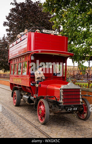 UK, County Durham, Beamish, Museum, Stadt, Treiber am Rad der Replik 1913 Daimler D open Bus wie von Gateshead Straßenbahnen, später Norden Gen gekrönt Stockfoto