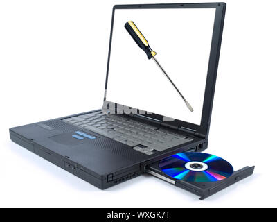 Isolierte schwarzer Laptop mit einem DVD-Fach und eine isolierte Schraubendreher auf dem Bildschirm. Stockfoto