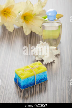 Seife Bad Schwamm Herzmuschel Schale Flasche und Blume Stockfoto