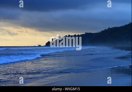 Sonnenuntergang an der unberührten El Almejal Strand. El Valle, Choco, Kolumbien Stockfoto