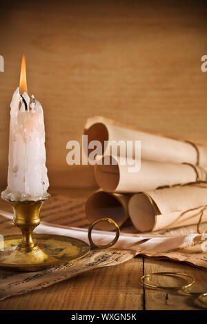 Kerze und alten Papierrolle Stockfoto