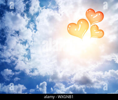 Rote, herzförmige Luftballons in blauen Wolkenhimmel, abstrakte romantischen Hintergrund, Hochzeitsreise, Liebe Konzept Stockfoto