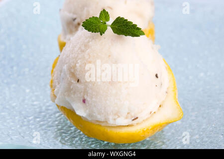 Zitronensorbet mit Lavendel in Tassen Zitrone Stockfoto