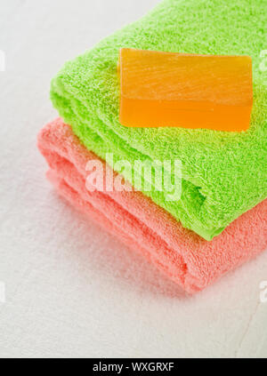 Seife auf Handtücher Stockfoto