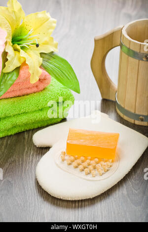 Handtücher-Blume-Handschuh mit Seife und Becher Stockfoto