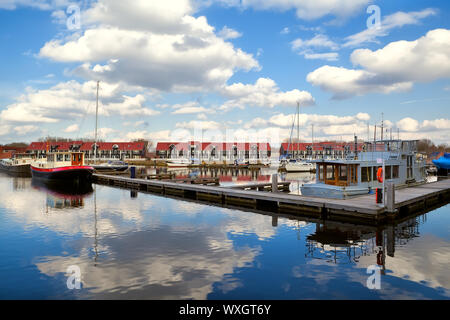 Hafen Sie am Reitdiephaven mit Himmel spiegelt sich im Wasser, Groningen Stockfoto