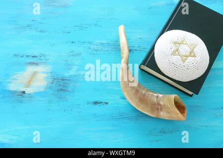 Religion Bild des Gebets Buch und Schofar (Horn) jüdische religiöse Symbole. Rosch Haschana (das Jüdische Neue Jahr Urlaub), Schabbat und Jom Kippur Konzept. Stockfoto