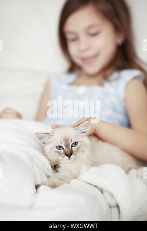 Kind und Kätzchen Stockfoto