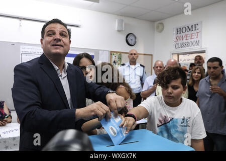 Haifa, Israel. 17 Sep, 2019. Israels Leiter der hauptsächlich arabischen Gemeinsame Liste Alliance, Ayman Odeh catsts seine Stimme bei der Israelischen Parlamentswahlen. Credit: Oren Ziv/dpa/Alamy Leben Nachrichten Quelle: dpa Picture alliance/Alamy leben Nachrichten Stockfoto