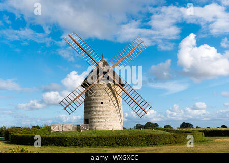 Castellane, Eure/Frankreich - 15. August 2019: horizontale Ansicht der historischen Windmühle Moulin de Pierre in Castellane in der Normandie Stockfoto