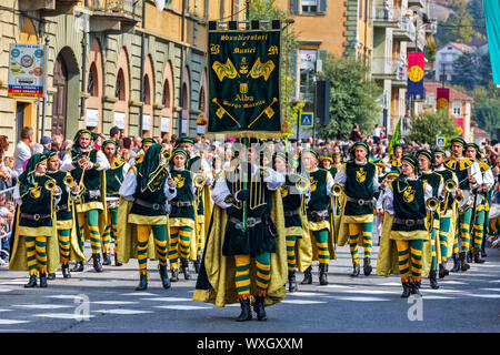Umzug in historischen Kleidern auf mittelalterlichen Parade - traditioneller Teil der Feierlichkeiten während der jährlichen Weiß Trüffelfest in Alba, Italien. Stockfoto