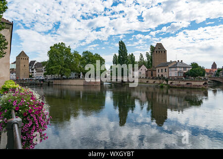 Straßburg, Paris/Frankreich - 10. August 2019: Blick auf die historische Altstadt und Grachten der Stadt Strassburg von der Barrage Vauban Dam Stockfoto