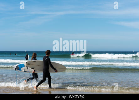 Toulinguet Plage, Fnistere/Frankreich - 23. August 2019: junge Surfer gehen in das Meer und Surfen an der Westküste der Bretagne in Frankreich Toul Stockfoto