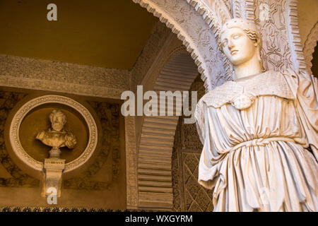 La Casa de Pilatos (Pilatus) ist einem andalusischen Palast in Sevilla, Spanien, die als ständiger Wohnsitz des Herzogs von Medinaceli. Stockfoto