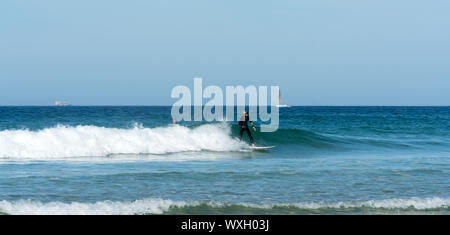 Toulinguet Plage, Fnistere/Frankreich - 23. August 2019: Teenager surfen an der Westküste der Bretagne in Frankreich am Strand in der Nähe von Toulinguet Camaret-Sur-Me Stockfoto