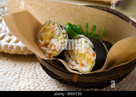 Nahaufnahme einer Malaysia popiah frische Frühlingsrolle füllen mit Rübe, Jicama, Sojasprossen, geraspelten Möhren, Tofu und gehackten Erdnüssen. Popiah frisch spri Stockfoto