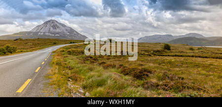 Blick über die errigal Mountain und die Landschaft Stockfoto