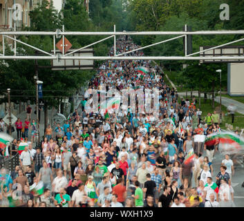 Sofia, Bulgarien - 24. Juni 2013: Verschwommenes März ihre neu ernannten sozialistische Regierung Schritt nach unten anspruchsvoll. Die Proteste waren ursprünglich ausgelöst durch Stockfoto