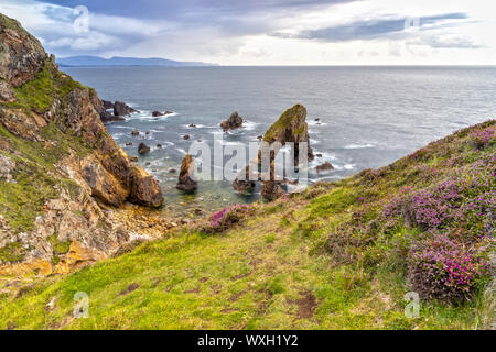 Crohy Kopf Sea Arch und Meer Stapel im County Donegal, Irland Stockfoto