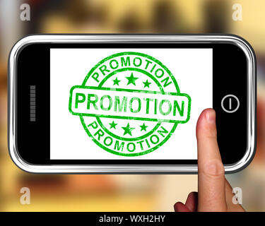 Promotion am Smartphone zeigt Sonderaktionen und Rabatte Stockfoto