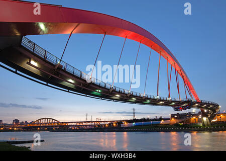 Wahrzeichen von Taipei, die berühmten Rainbow Bridge am Songshan Bezirk, in der Nacht, Taiwan, Asien. Stockfoto