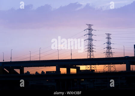 Silhouette von Bridge und Tower in den Sonnenuntergang, Taipei, Taiwan, Asien. Stockfoto