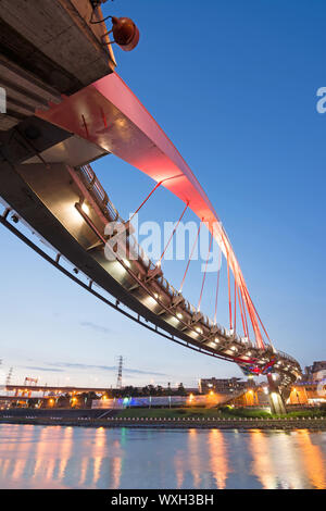Wahrzeichen von Taipei, die berühmten Rainbow Bridge am Songshan Bezirk, in der Nacht, Taiwan, Asien. Stockfoto