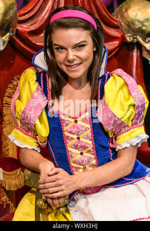 Faye Brookes als Schneewittchen. Birmingham GROSSBRITANNIEN. 16. September 2019. Die Besetzung der gerechtesten Panto in das Land kamen zusammen zum ersten Mal im Kostüm zu offiziell Schneewittchen und die sieben Zwerge, die in Birmingham Hippodrome ab Samstag, 21. Dezember 2019 - Sonntag, 2. Februar 2020 spielt. Abgebildet ist Faye Brookes als Schneewittchen. Foto: Simon Hadley/Alamy Leben Nachrichten. Stockfoto