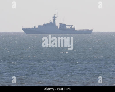 Sheerness, Kent, Großbritannien. 17. September 2019. HMS Medway, neueste Kriegsschiff der Royal Navy gesehen in der Nore Verankerung in der Themsemündung aus Sheerness, Kent heute Morgen verankert. Sie ist bei Chatham an diesem Nachmittag ankommen und ungewöhnlich wird offiziell in Betrieb genommen werden, nachdem Sie sich während Ihres Aufenthaltes benannt. HMS Medway ist ein 90-Meter offshore Patrol vessel und wird in den Zähler einbezogen werden - Terrorismus und Bekämpfung des Schmuggels zu unterstützen Großbritannien sicher zu halten. Credit: James Bell/Alamy leben Nachrichten Stockfoto