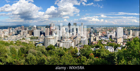 Panoramablick auf die Skyline von Montreal vom Mount Royal übersehen. Stockfoto